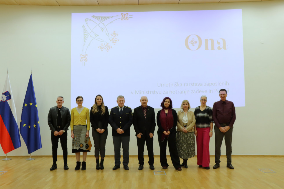 Umetnice in umetniki skupaj z ministrom stojijo in se fotografirajo