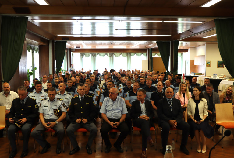 Sprejem zaposlenih v policiji, ki so sodelovali v intervenciji na območju Uršnih sel
