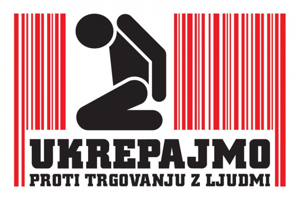 Logotip Ukrepajmo proti trgovini z ljudmi. Silhueta sključene črne postave na rdeči črtasti podlagi.