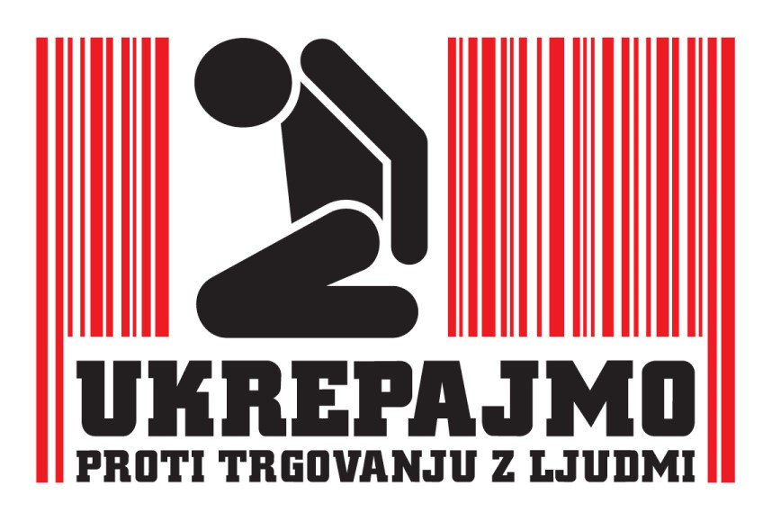 Logotip Ukrepajmo proti trgovini z ljudmi. Silhueta sključene črne postave na rdeči črtasti podlagi.