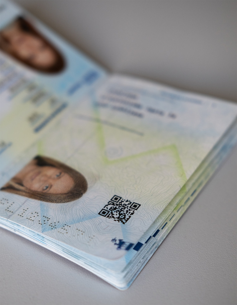 Prva notranja stran s QR kodo za preverjanje veljavnosti potnega lista.