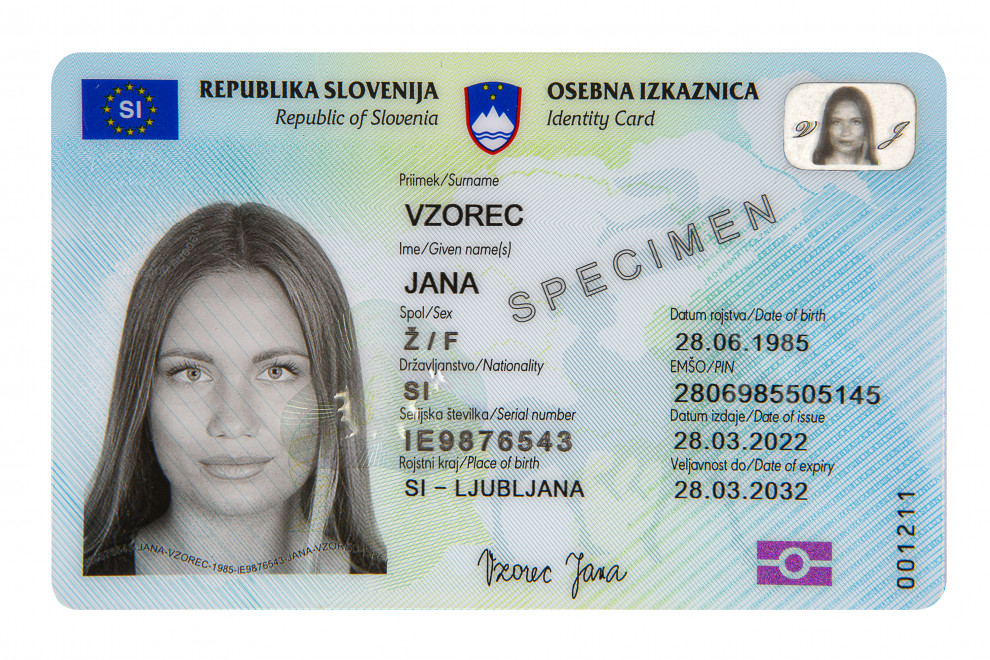 Vzorec biometrične in elektronske osebne izkaznice. Sprednja stran izkaznice, črno-bela fotografija, napis specimen, grb, podpis