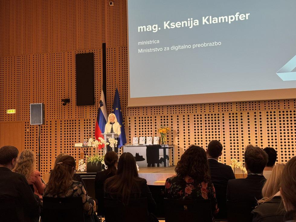 Ministrica mag. Ksenija Klampfer med govorom v dvorani.