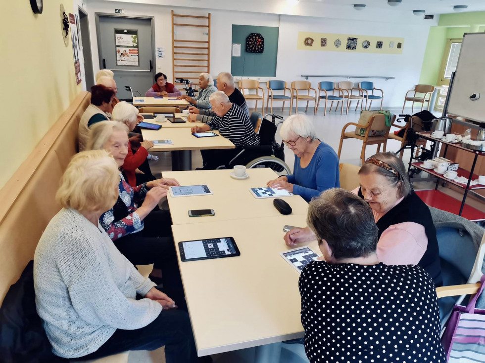 Starejši v učilnici na izobraževanju na področju digitalnih kompetenc v okviru projekta Mobilni heroji.