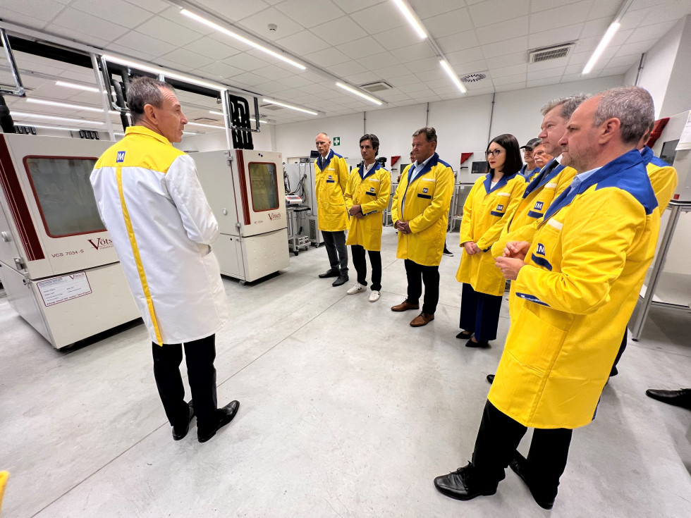Ministri in dobavitelji avtomobilske industrije si ogledujejo proizvodnjo podjetja Iskra Mehanizmi.