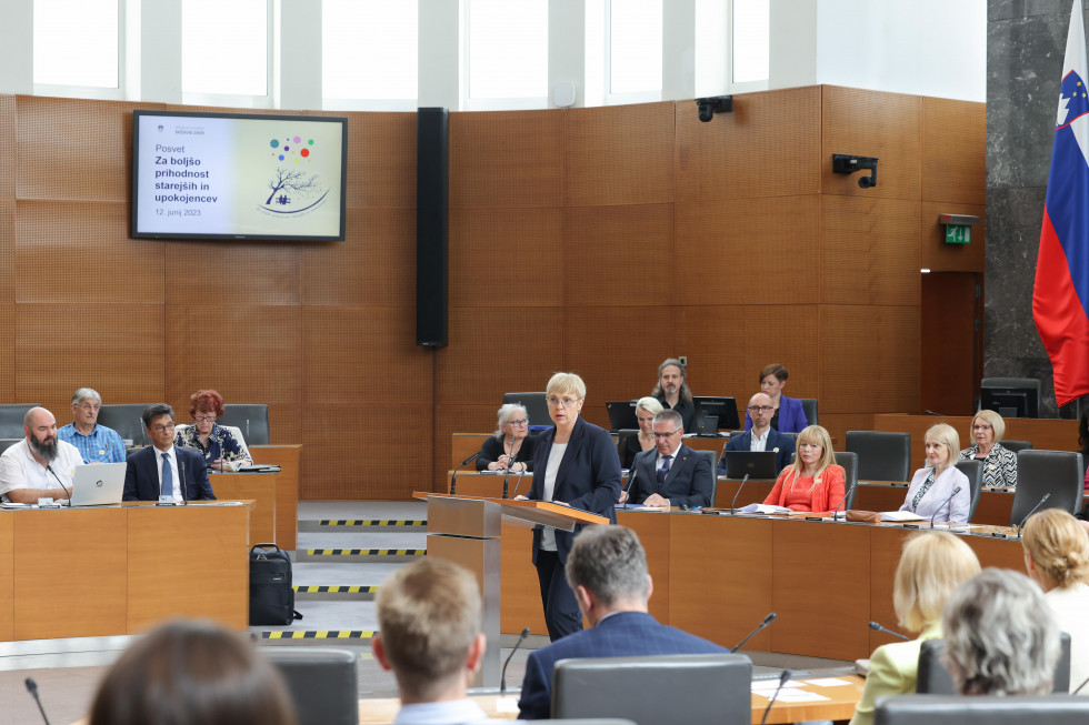 Predsednica nagovarja navzoče v Državnem zboru