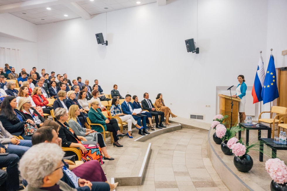 Ministrica nagovarja navzoče. 