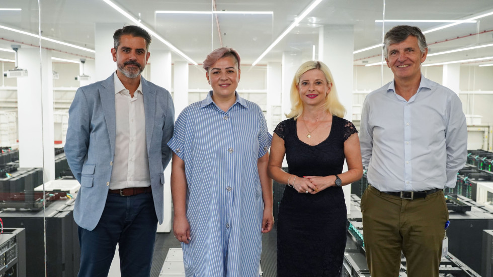 Ministrica mag. Ksenija Klampfer in državna sekretarka dr. Aida Kamišalić Latifić z predstavniki HPC