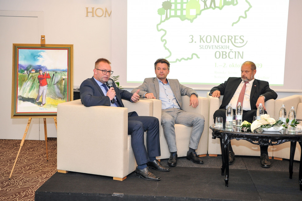 državni sekretar Leon Behin na okrogli mizi