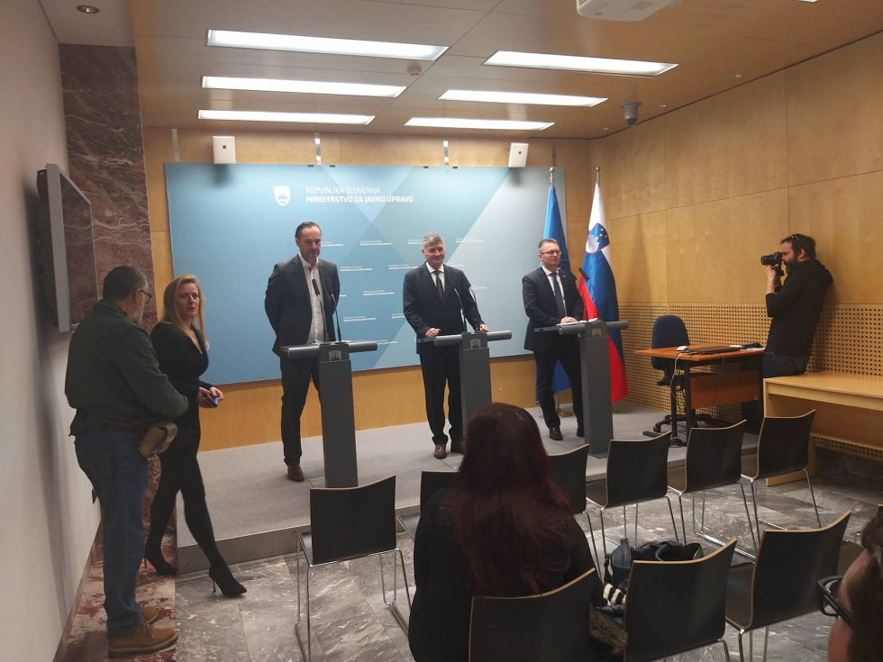 novinarska konferenca sogovorniki (minister Medved, državni sekretar Behin, predsednik Sveta AKOS Dekleva)