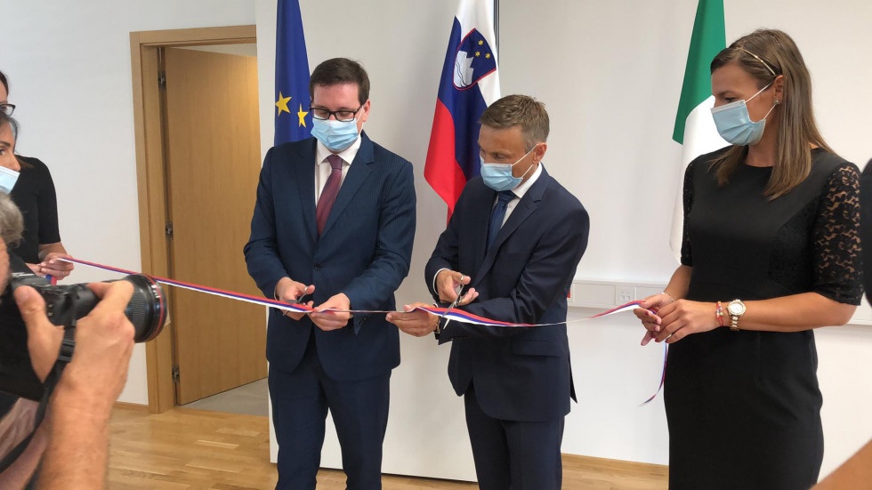 minister in načelnik prerežeta trak