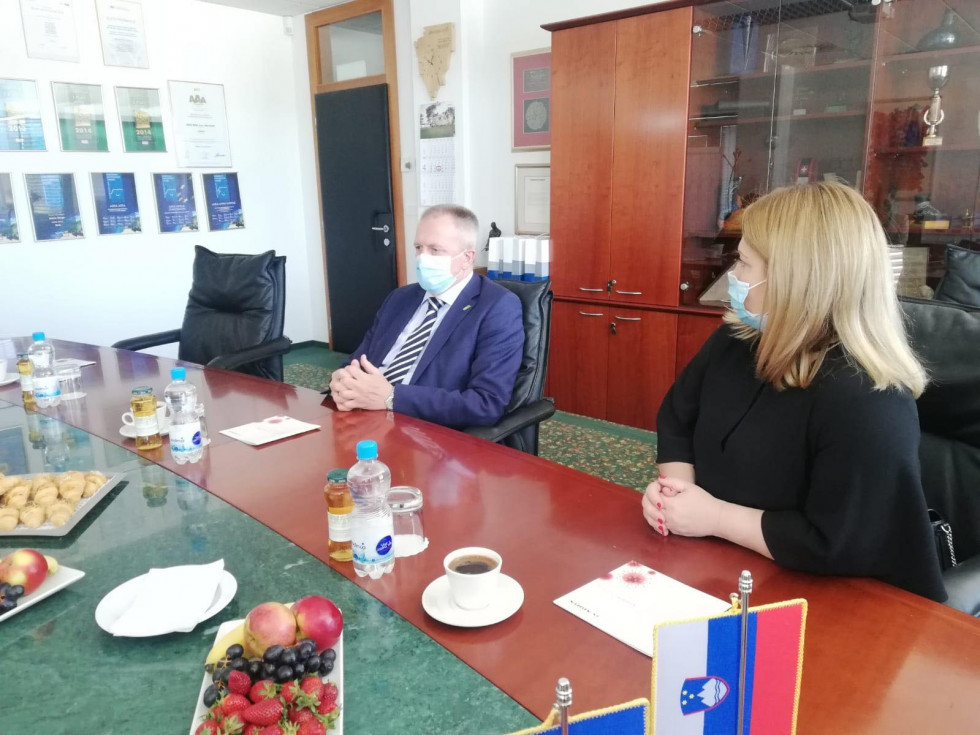 državna sekretarka in minister na sestanku v sejni sobi