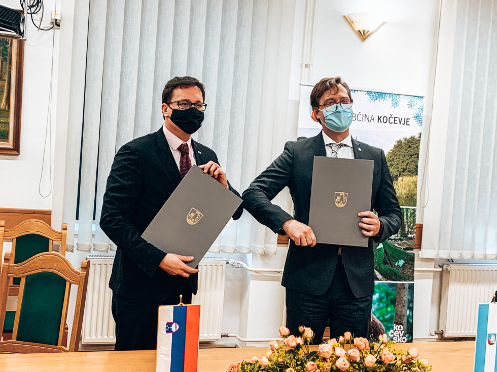 minister in župan z mapami v rokah