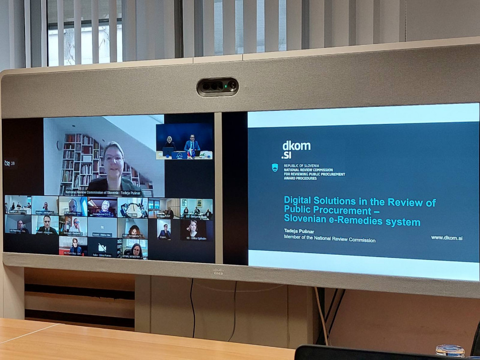 Veliki monitor na katerem poteka predstavitev sistema e-Revizija.