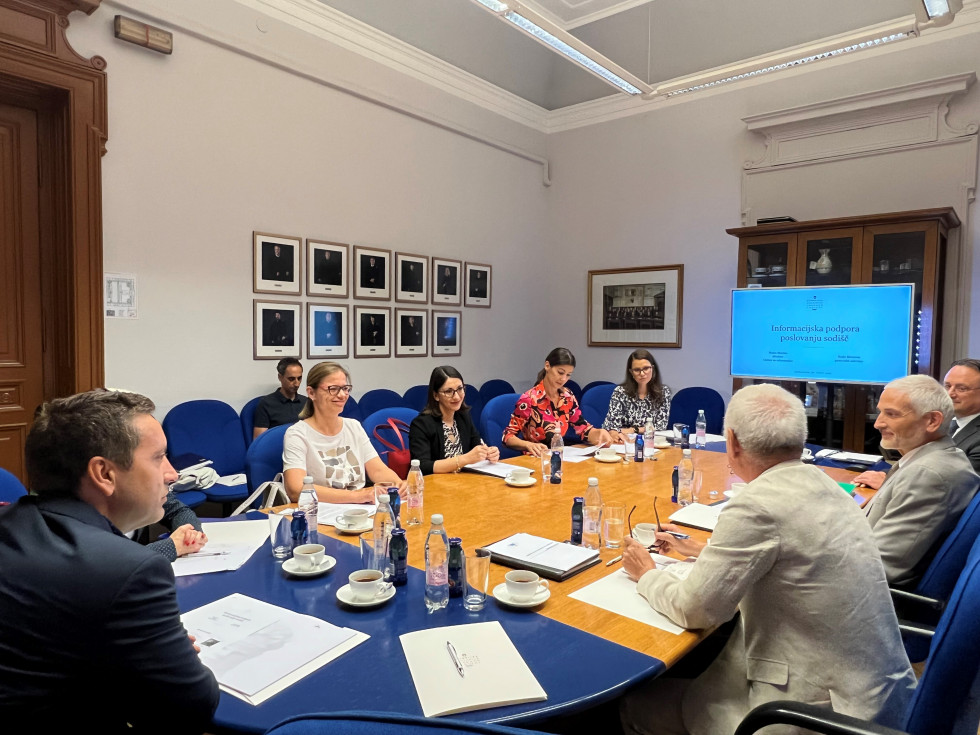Za mizo sedijo ministrica Sanja Ajanović Hovnik, Emilija Stojmenova Duh in Dominika Švarc Pipan ter v hrbet predstavniki Vrhovnega sodišča, pred njimi so na mizi papirji