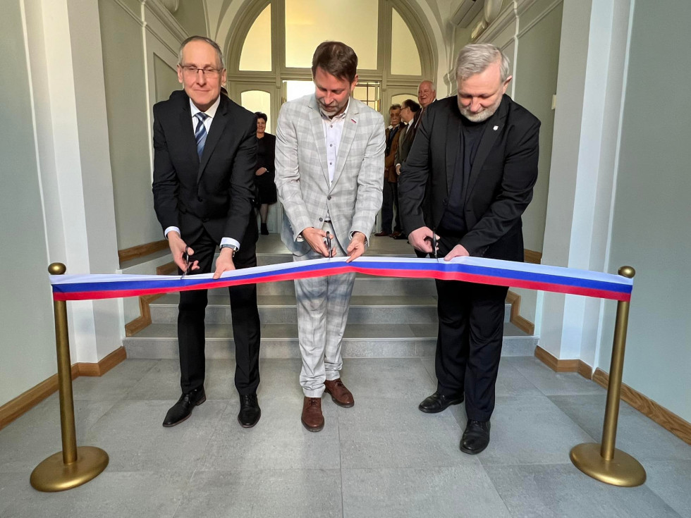 državni sekretar, načelnik in župan med rezanjem traku