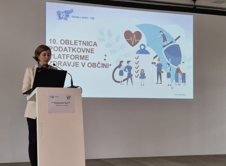 generalna direktorica stoji za govornico