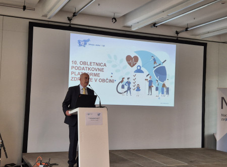 strokovni direktor stoji za govornico