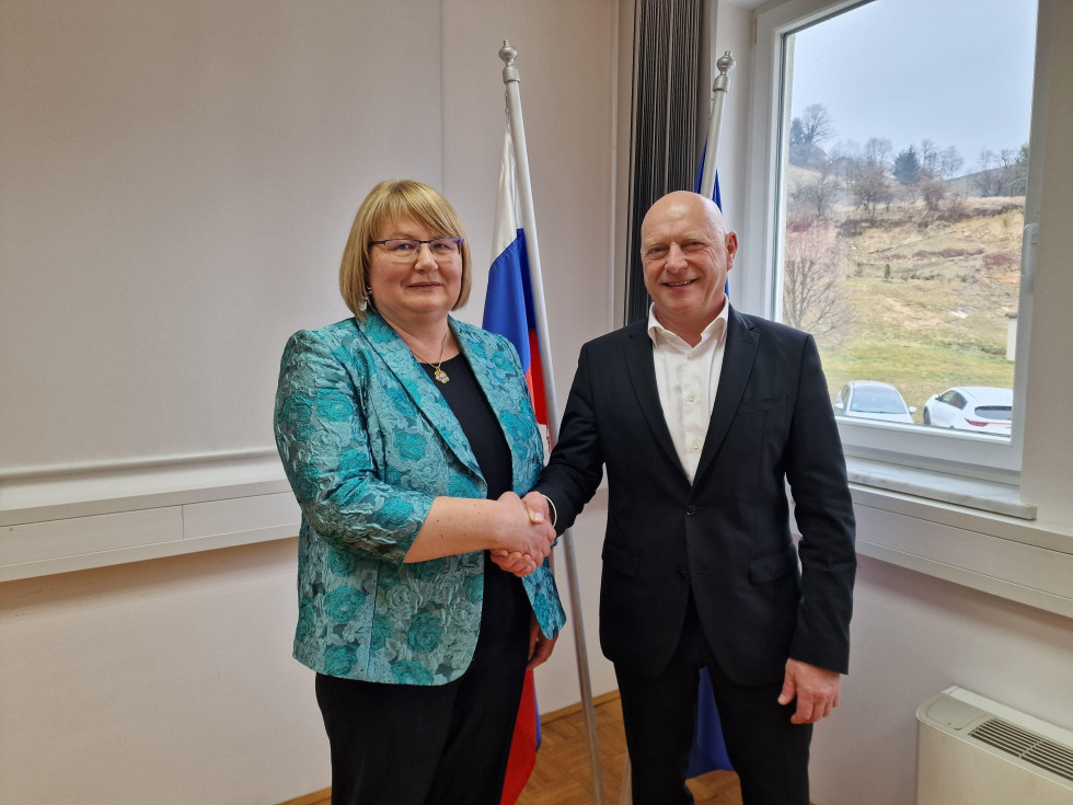 Minister se rokuje z načelnico upravne enote