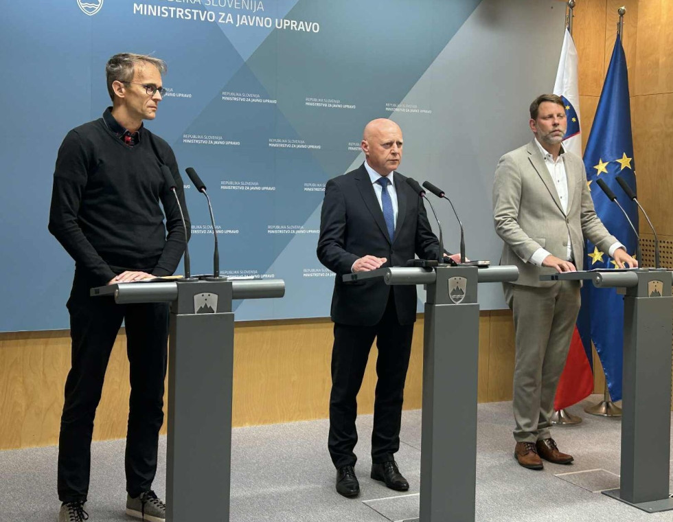 vodja sektorja, minister in državni sekretar stojijo za govornicami