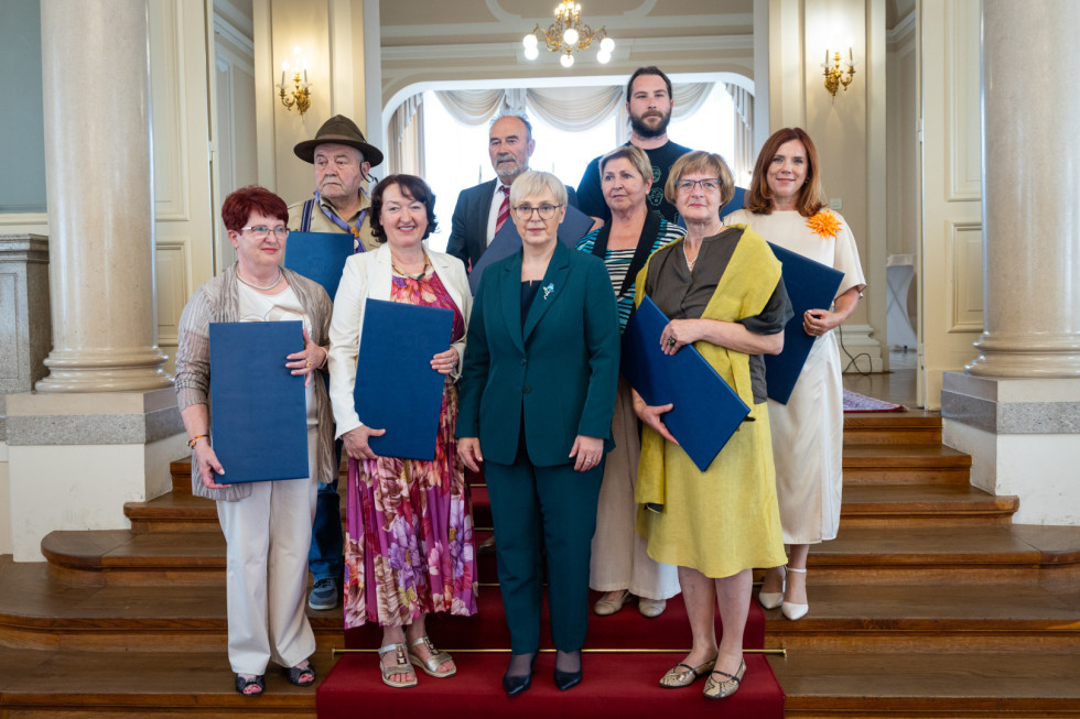 skupinska fotografija prejemnikov priznanj in predsednice