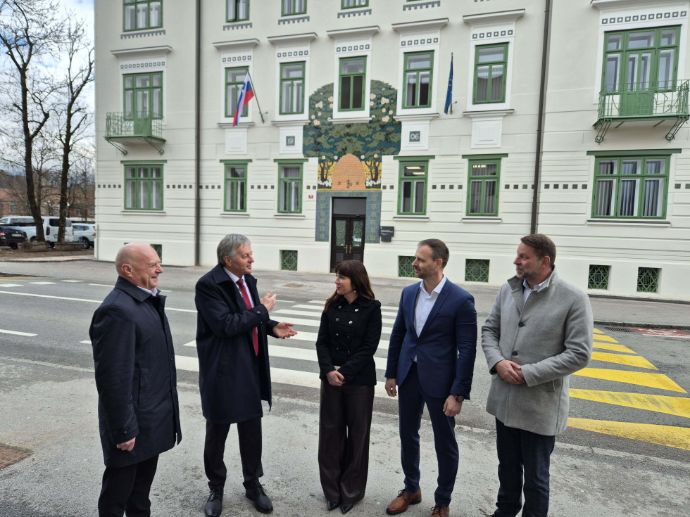 Minister za javno upravo s predstavniki občine in upravne enote pred obnovljeno stavbo Čebelica.