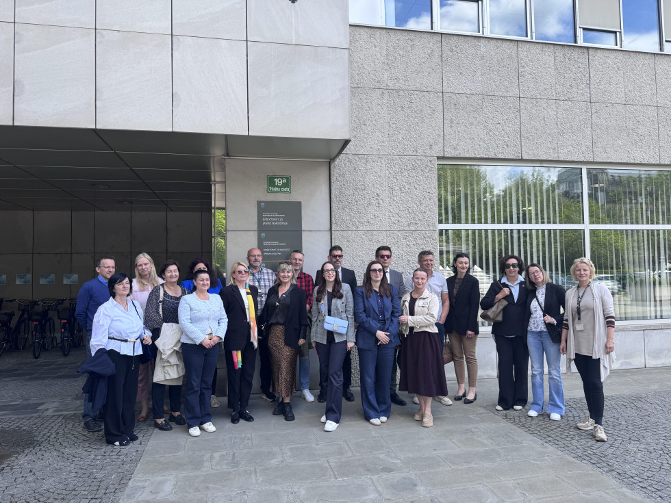 Skupinska fotografija predstavnikov lokalnih uprav Bosne in Hercegovine, Agencije za javna naročila Bosne in Hercegovine, UNDP in Ministrstva za javno upravo pred stavbo Direktorata za javno naročanje v Ljubljani.