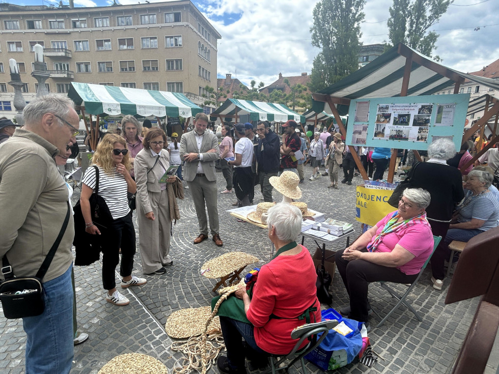 Predstavniki ministrstva med ogledom stojnic na Veselem dnevu prostovoljstva v Ljubljani.