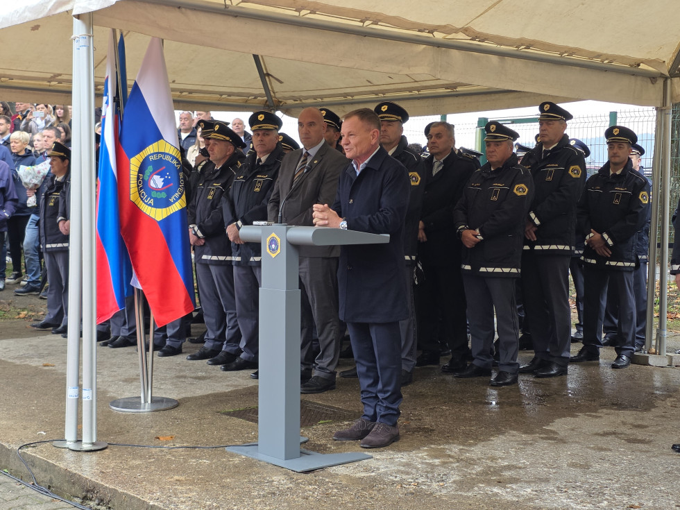 Minister Franci Matoz, ki ima uvodni ob svečani zaprisegi študentov 10. redne generacije Višje policijske šole v Tacnu.