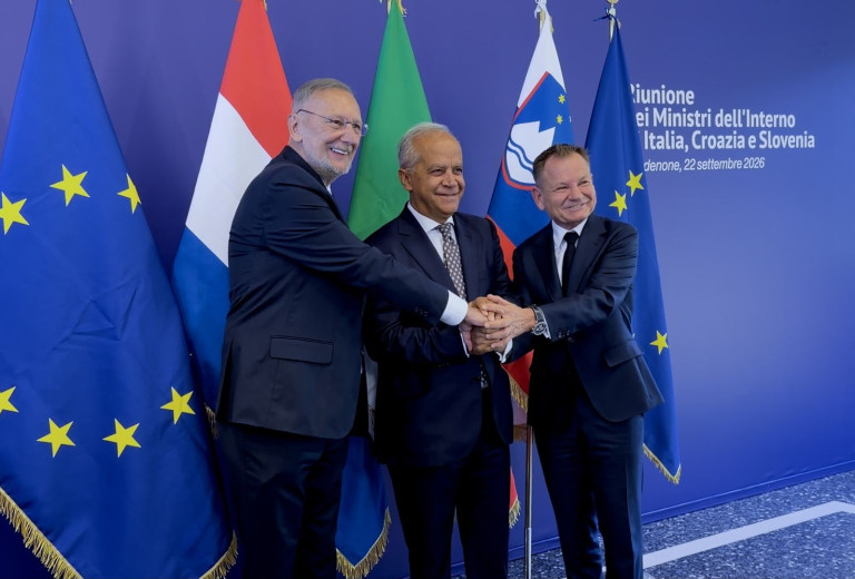 Minister Matoz na tristranskem srečanju v Pordenonu o upravljanju migracij in čezmejnem sodelovanju