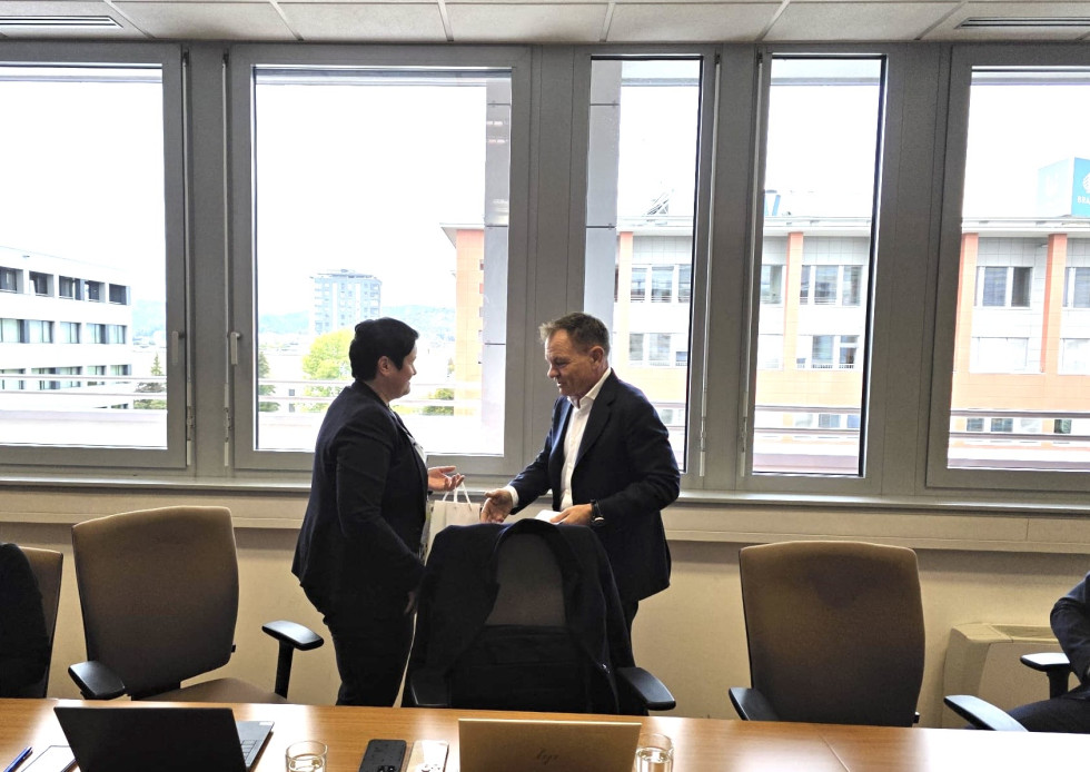 Minister Franci Matoz čestita v.d. generalni direktorici Kristini Valenčič