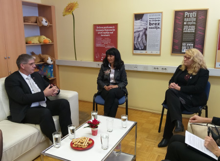 Minister Poklukar med pogovorom z vodstvom društva SOS telefon