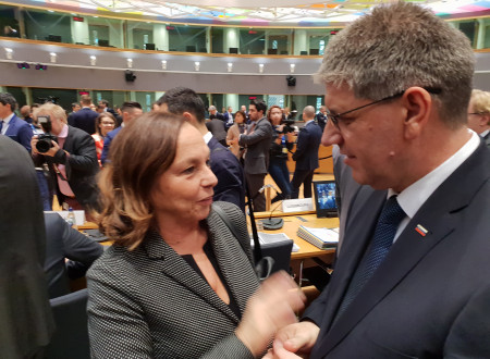 Minister Poklukar se pogovarja z italijansko kolegico Luciano Lamorgese
