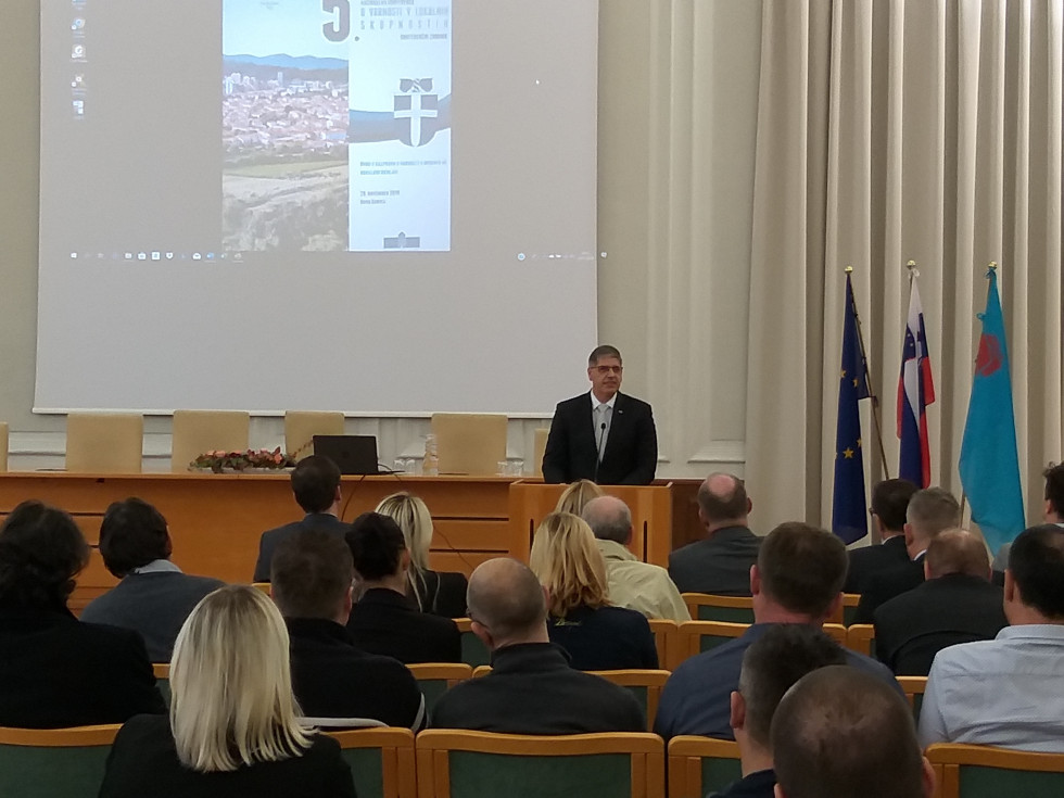 Minister Poklukar govori udeležencem konference