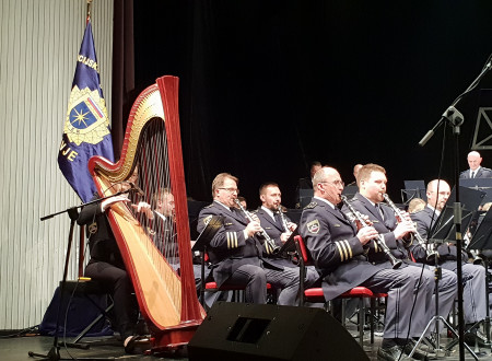 Policijski orkester igra skladbo
