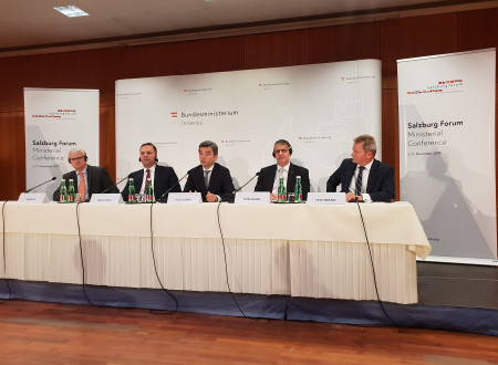 Ministri na novinarski konferenci predstavljajo zaključke srečanja
