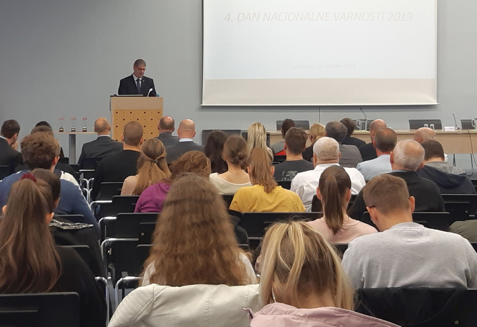 Minister Poklukar za govornico govori udeležencem