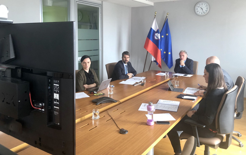 Videokonferenca z neformalnega zasedanja notranjih ministrov držav članic EU, minister Hojs s sodelavci za mizo