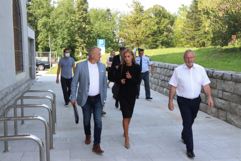 Državna sekretarja Franc Kangler in Terezija Gras na poti na sestanek