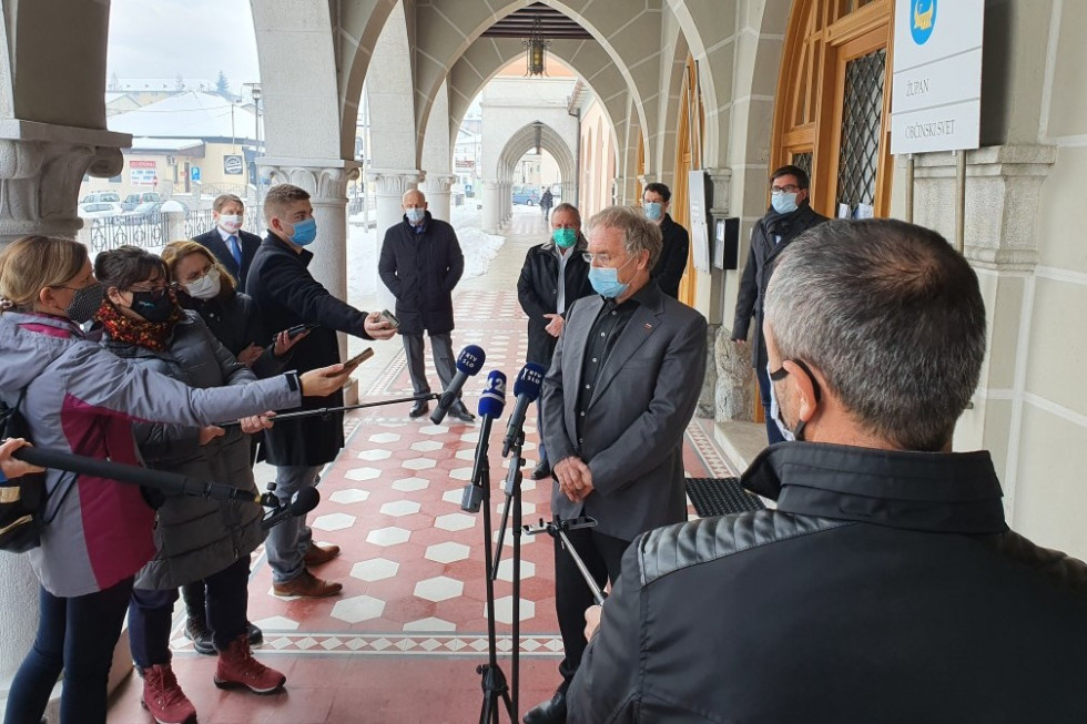 Izjava ministra Aleša Hojsa pred občino Ilirska Bistrica