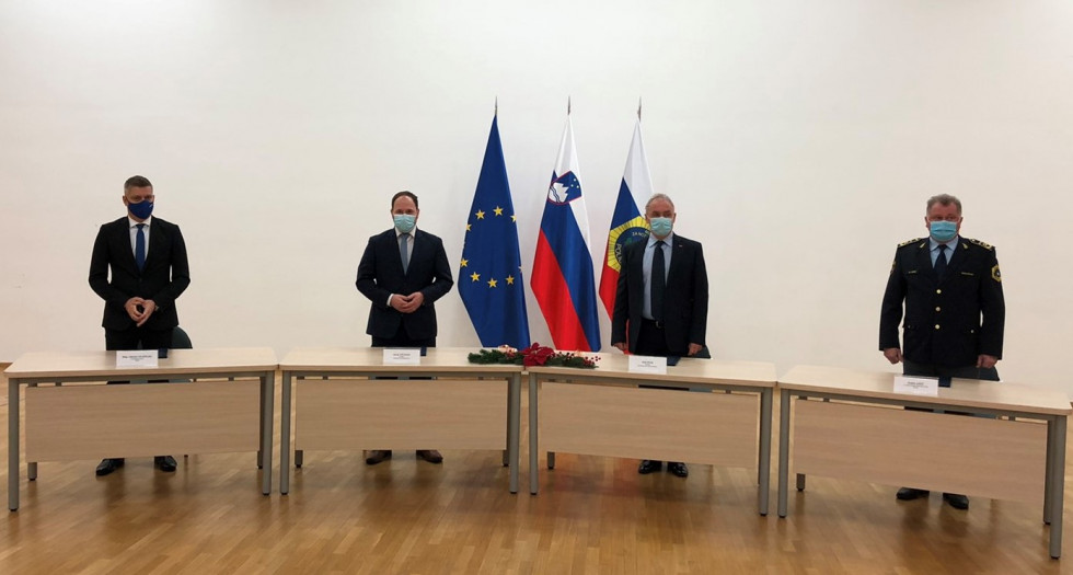 Podpisniki sporazuma minister za notranje zadeve Aleš Hojs, minister za infrastrukturo Jernej Vrtovec, v. d. generalnega direktorja policije Andrej Jurič in predsednik uprave mag. Valentin Hajdinjak