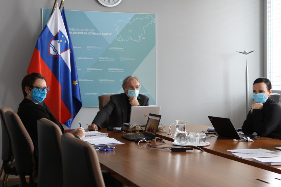 Minister Aleš Hojs s sodelavci na videokonferenci