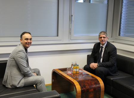 Ministra ob pogovoru za mizico.