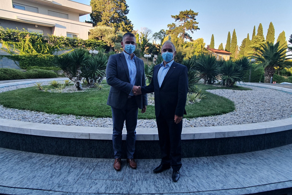Minister za notranje zadeve Aleš Hojs in slovaški minister za notranje zadeve Roman Mikulec se rokujeta v Portorožu.