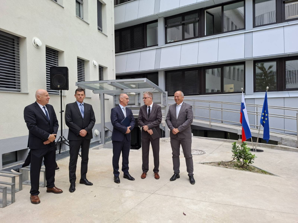Na fotografiji so poleg državnega sekretarja Denisa Zobariča udeležili še predstavniki ključnih sodelujočih institucij: v. d. generalnega direktorja Agencije RS za okolje mag. Jože Knez, direktor Urada za okrevanje in odpornost na Ministrstvu za finance  