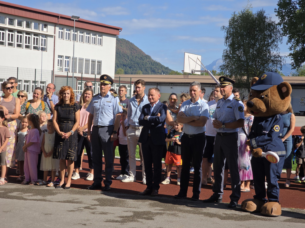 Minister Franci Matoz, predstavniki Policije, otroci in starši, zbrani na šolskem dvorišču OŠ Šentvid.
