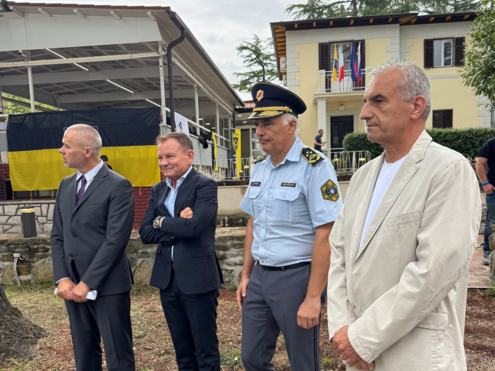 Minister Franci Matoz med udeleženci tradicionalne športno-družabne prireditve Sindikata policistov Slovenije v Ankaranu.