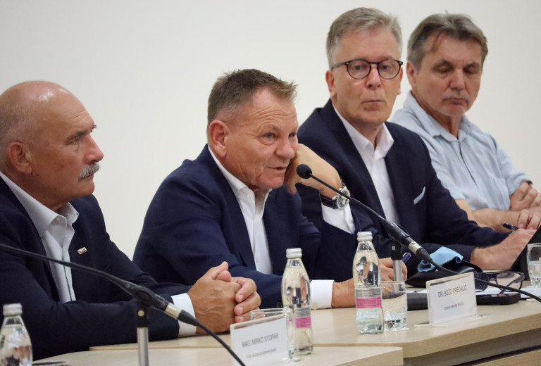 Minister Matoz z načelniki upravnih enot o poenotenju postopkov izdaje gradbenih dovoljenj 