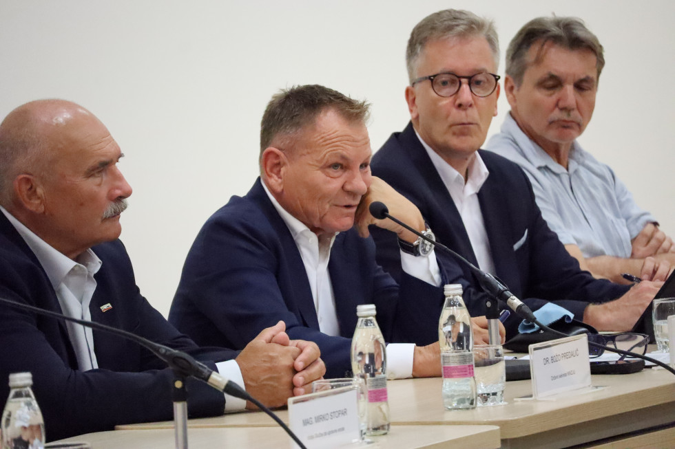 Minister med nagovorom med nagovorom načelnic in načelnikov upravnih enot.