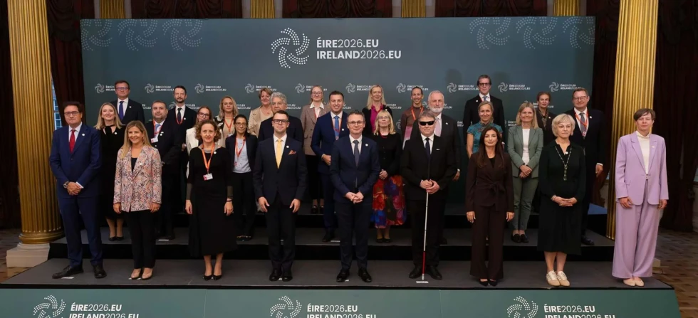 Na sliki so udeleženci Konference o spletni varnosti otrok in mladih